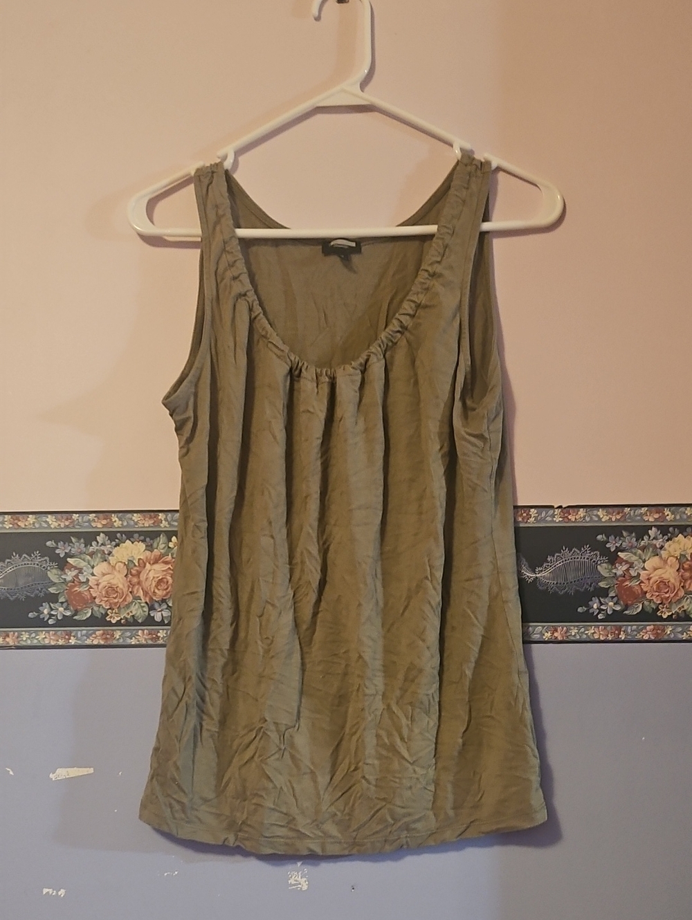 Olive Green Sleeveless Scoop Neck Women's Tank Top